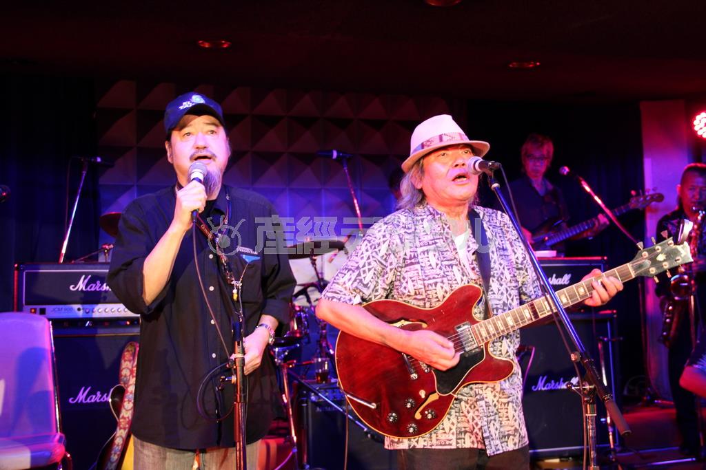 ダンスホール「クリフサイド」で行われた「ヨコハマグラフィティ」開催記念イベントでザ・ゴールデン・カップスの曲を披露するエディ藩（ばん）さん（右）とマモル・マヌーさん＝２０１４年８月３日、神奈川県横浜市中区元町（田中幸美撮影）