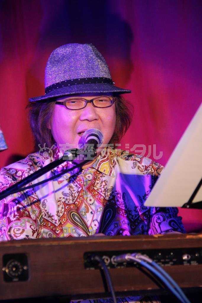 クリフサイドのライブにはミッキー吉野さんも駆けつけた＝２０１４年８月３日、神奈川県横浜市中区元町（田中幸美撮影）