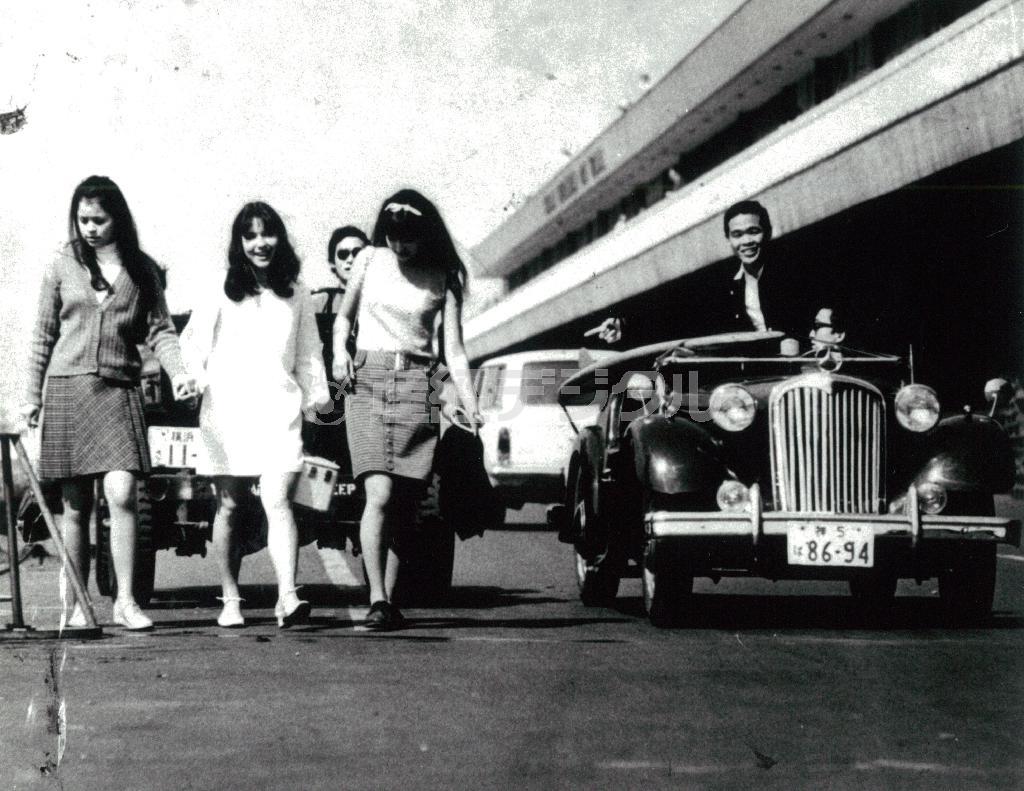 本牧で青春時代を過ごした人たち。女性３人のうち中央は当時１５歳だったタレントのキャシー中島さん。（Ｃ）Ｎ党