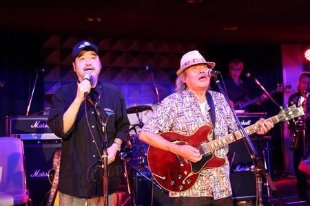 ダンスホール「クリフサイド」で行われた「ヨコハマグラフィティ」開催記念イベントでザ・ゴールデン・カップスの曲を披露するエディ藩（ばん）さん（右）とマモル・マヌーさん＝２０１４年８月３日、神奈川県横浜市中区元町（田中幸美撮影）