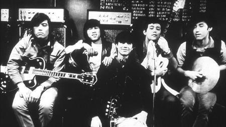 本牧のライブハウス「ゴールデンカップ」で演奏を始めた頃のザ・ゴールデン・カップスのメンバー（アルタミラピクチャーズ提供）