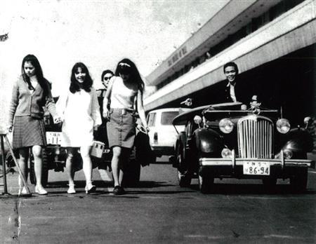 本牧で青春時代を過ごした人たち。女性３人のうち中央は当時１５歳だったタレントのキャシー中島さん。（Ｃ）Ｎ党