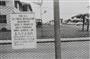 「小港米軍キャンプ」。金網には立ち入り禁止の看板が設置されていた＝１９４９（昭和２４）年（奥村泰宏さん撮影、常磐とよ子さん所蔵、提供写真）