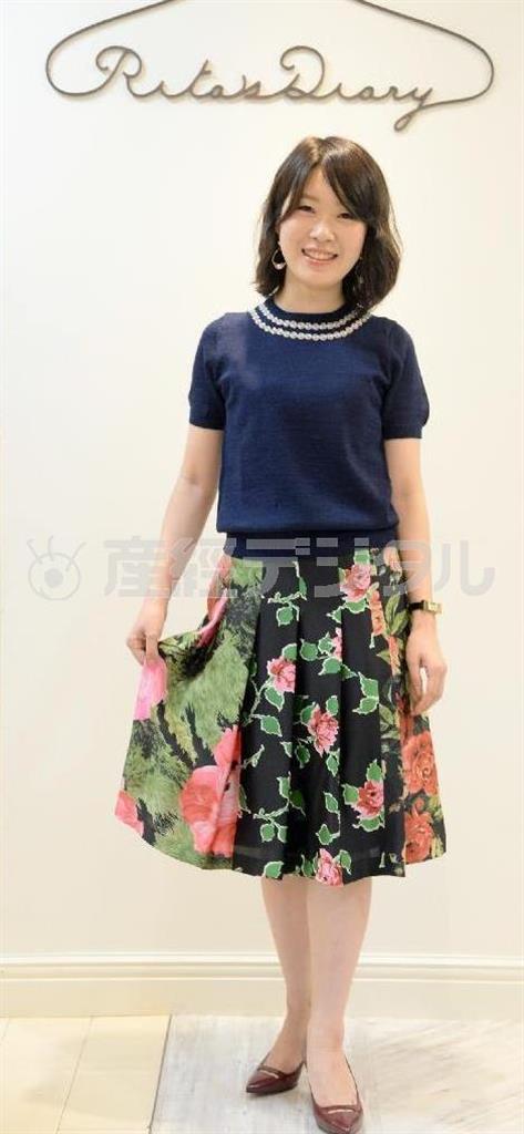 マトリョーシカのトップス（３万２０００円）とスカート（４万９０００円）で、女性らしいムードのコーディネートに。ポインテッドトゥのヒール靴は「ペリーコ」（４万２０００円）＝２０１４年８月４日、東京都中央区（川口良介撮影）