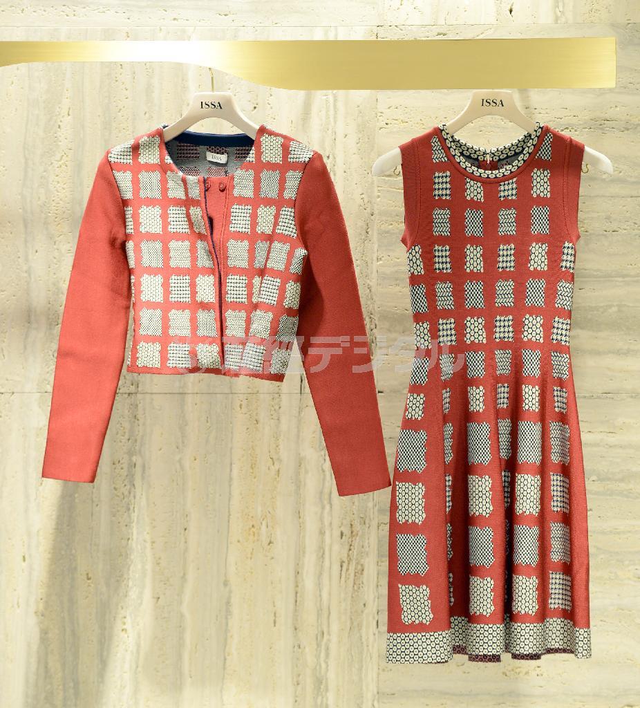 ボルドー色＆ニット素材、女性らしいシルエットに異なるチェック柄をミックス…旬の要素を盛り込んだ「イッサ」セットアップ。ノースリーブのワンピース（７万９０００円）は暑さが残る時期におすすめ。ジャケットは４万９０００円＝２０１４年８月４日、東京都中央区