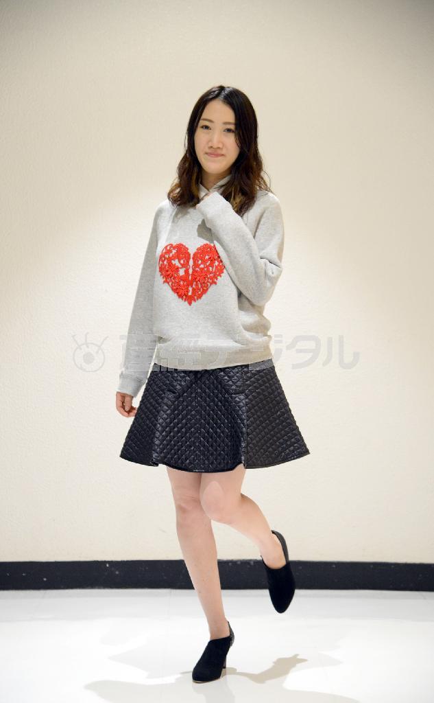 スポーツ感覚のファッションはこの秋、よりフェミニンに。「ミュベール」のトップス（３万５０００円）、スカート（２万８０００円）＝２０１４年８月４日、東京都中央区（川口良介撮影）