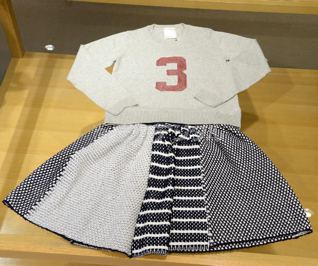 ニット素材を使ったスポーティーなスタイル。「トリア」のトップス（２万４０００円）とスカート（２万６０００円）＝２０１４年８月４日、東京都中央区