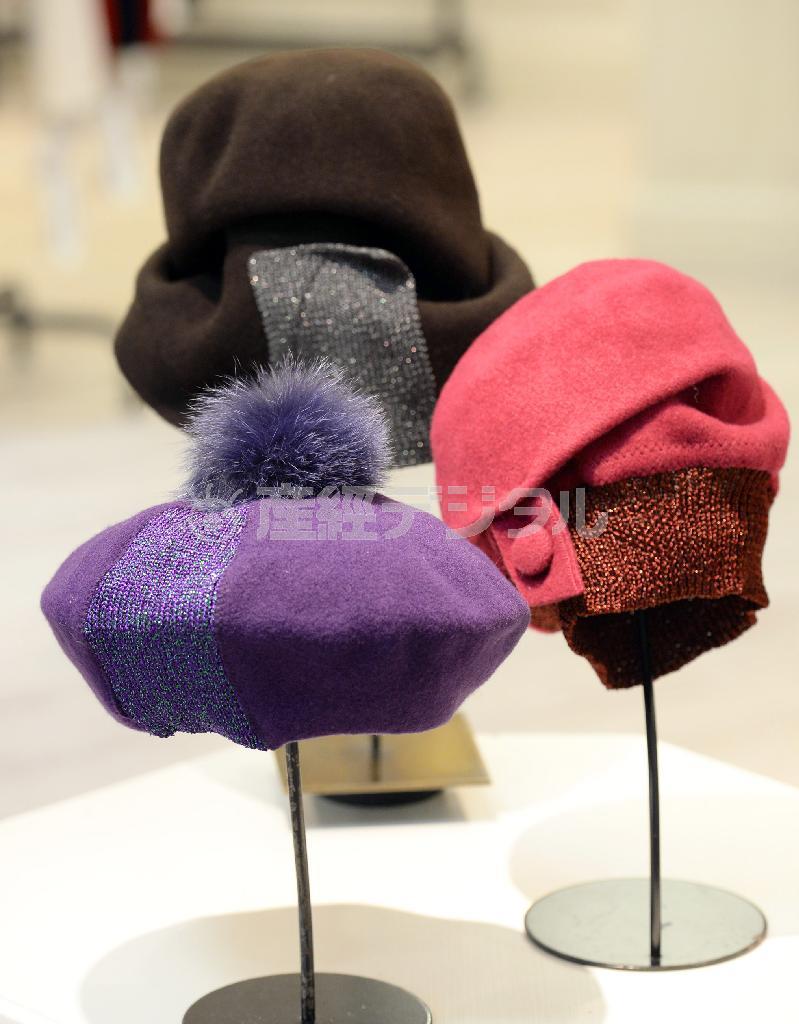 ニット使いがエレガントな「デルフィーヌ・キラン」の帽子。手前の２つは１万２５００円、奥は１万３０００円＝２０１４年８月４日、東京都中央区