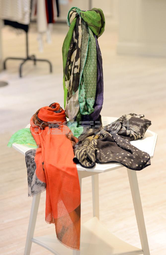 さまざまな柄がミックスされた「アルコラージュ」のストール（１万８０００円）＝２０１４年８月４日、東京都中央区