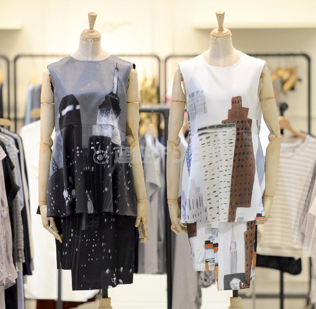 アートをまとう感覚の上下は、山口洋佑氏の「タロウ＿ホリウチ」のもの。トップスは３万８０００円。スカート（３万６０００円）は左右非対称でエッジの効いたデザイン＝２０１４年８月４日