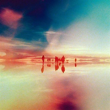 アルバム「Ｓｔｒａｎｇｅｒｓ＿Ｉｎ＿Ｈｅａｖｅｎ」（ナッシングス＿カーブド＿イン＿ストーン、２８００円＋税）。発売中（提供写真）