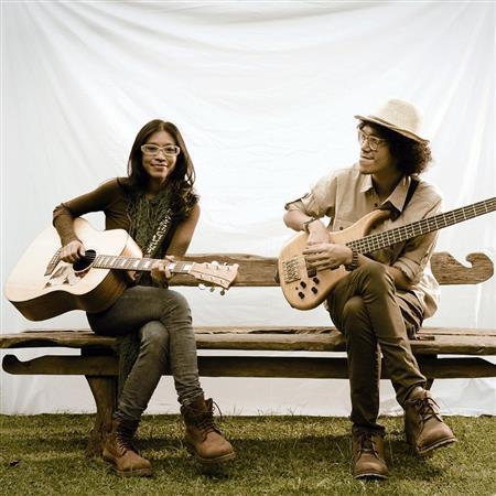 インドネシアで結成されたデュオグループ、エンダー・アンド・レサ＝２０１０年１０月１１日（提供写真）