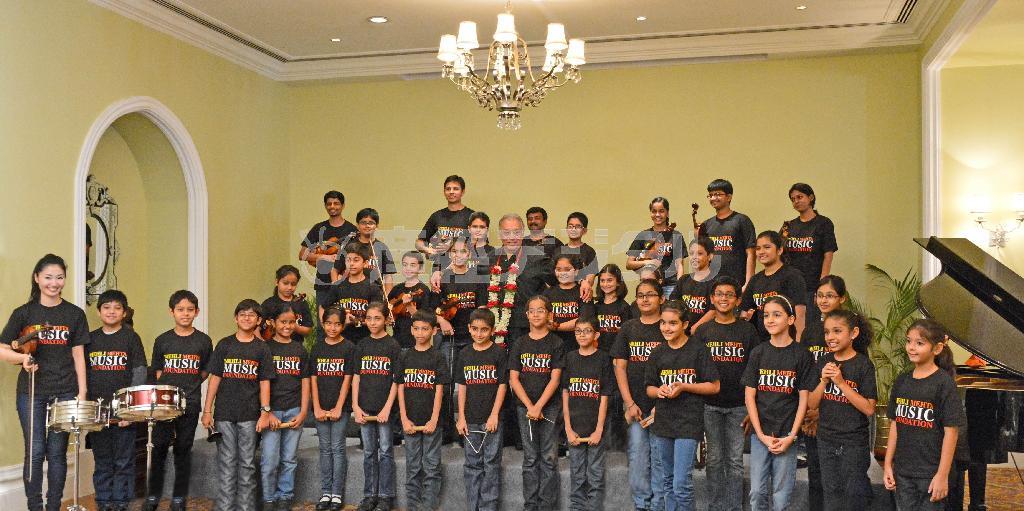 インド・ムンバイのメーリ・メータ音楽院の生徒たち。中央はインド出身で高松宮殿下記念世界文化賞受賞の大指揮者、ズービン・メータ氏＝２０１３年９月１１日（江原和雄撮影）