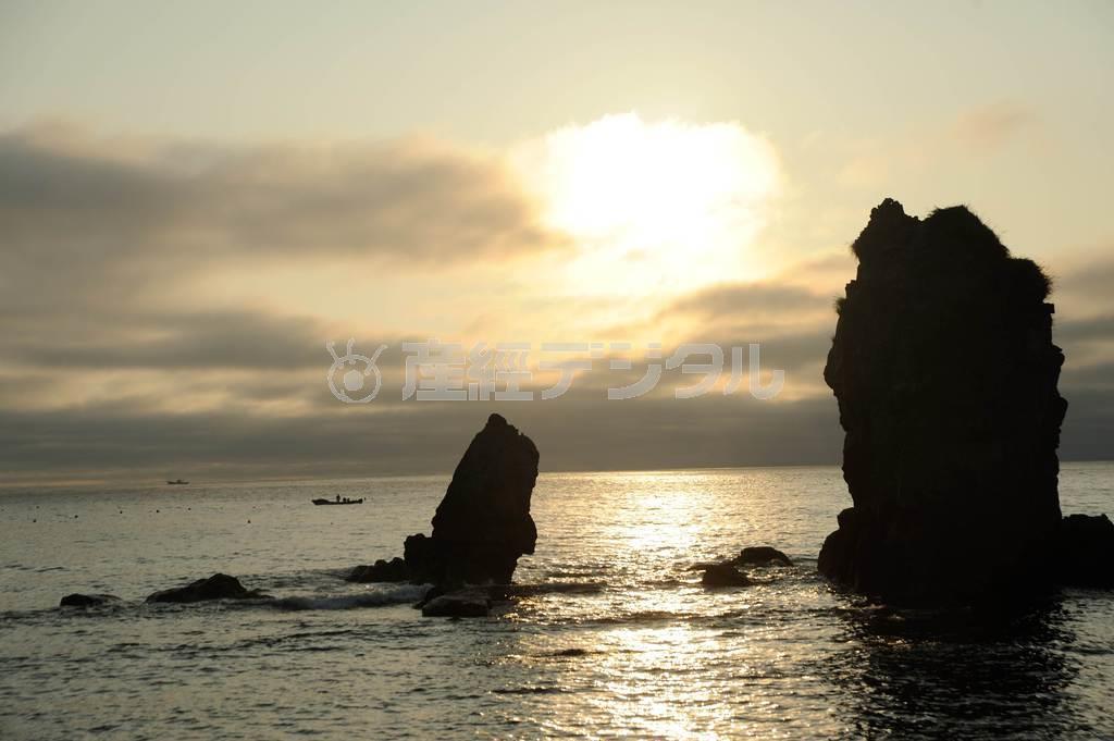 赤岩の夜明け。漁師の朝は早い＝２０１４年７月２９日、北海道目梨郡羅臼町（伊藤健次さん撮影）