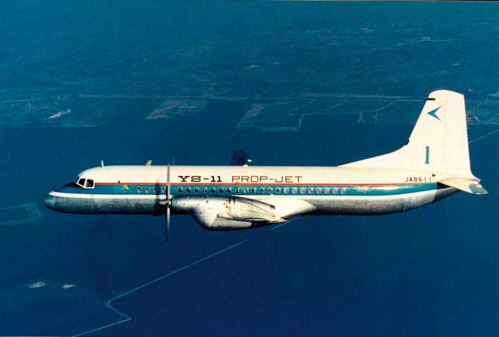 飛行する「ＹＳ－１１」（三菱重工業提供）