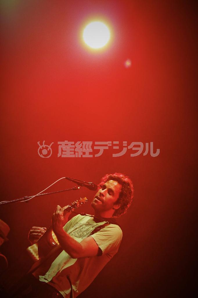 最終日のとりを務めたジャック・ジョンソン。夜の森の中に心地よいグルーブが広がった＝２０１４年７月２７日、新潟県南魚沼郡湯沢町・グリーンステージ（岡崎健志さん撮影）