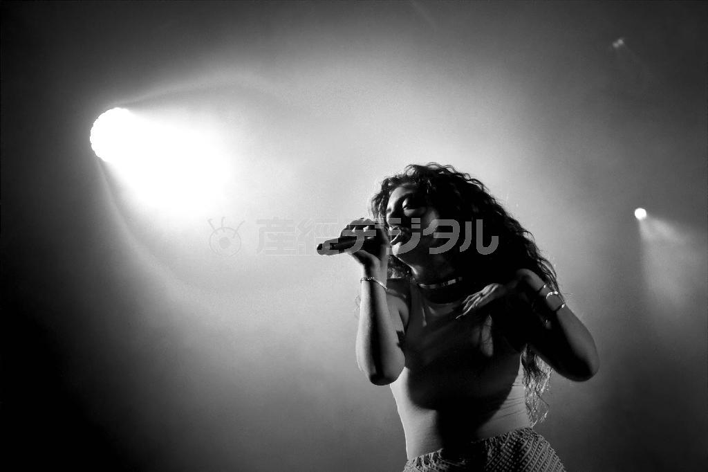 深みのある歌声で大きな歓声を受けたロード。日本でのデビューコンサートは大成功となった＝２０１４年７月２７日、新潟県南魚沼郡湯沢町・レッドマーキー（岡崎健志さん撮影）。※画像はモノクロ処理をしています。