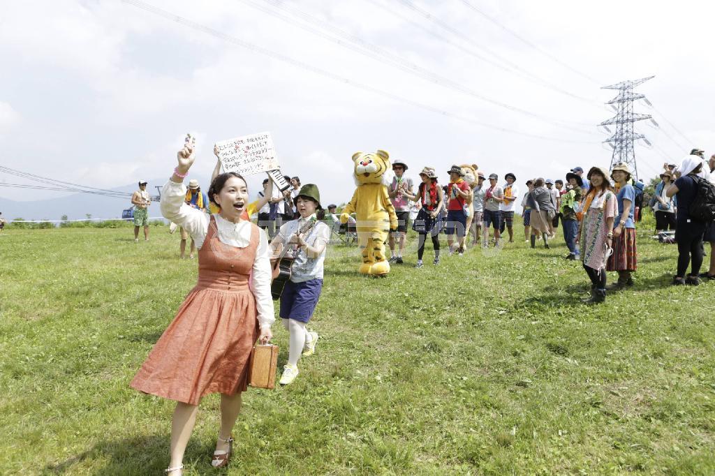 「ドレミの歌」を歌いながら行進する出演者と観客ら。山上には別世界がある＝２０１４年７月２６日、新潟県南魚沼郡湯沢町・サイレントブリーズ（岡崎健志さん撮影）