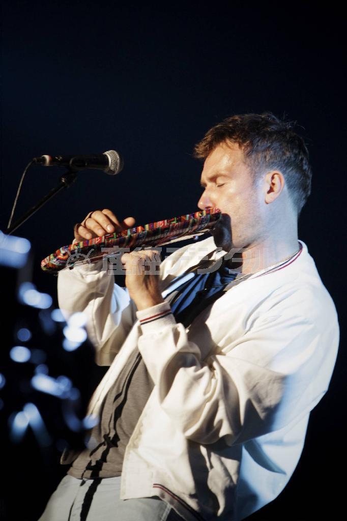 独自の世界観をみせたデーモン・アルバーン＝２０１４年７月２６日、新潟県南魚沼郡湯沢町・グリーンステージ（岡崎健志さん撮影）