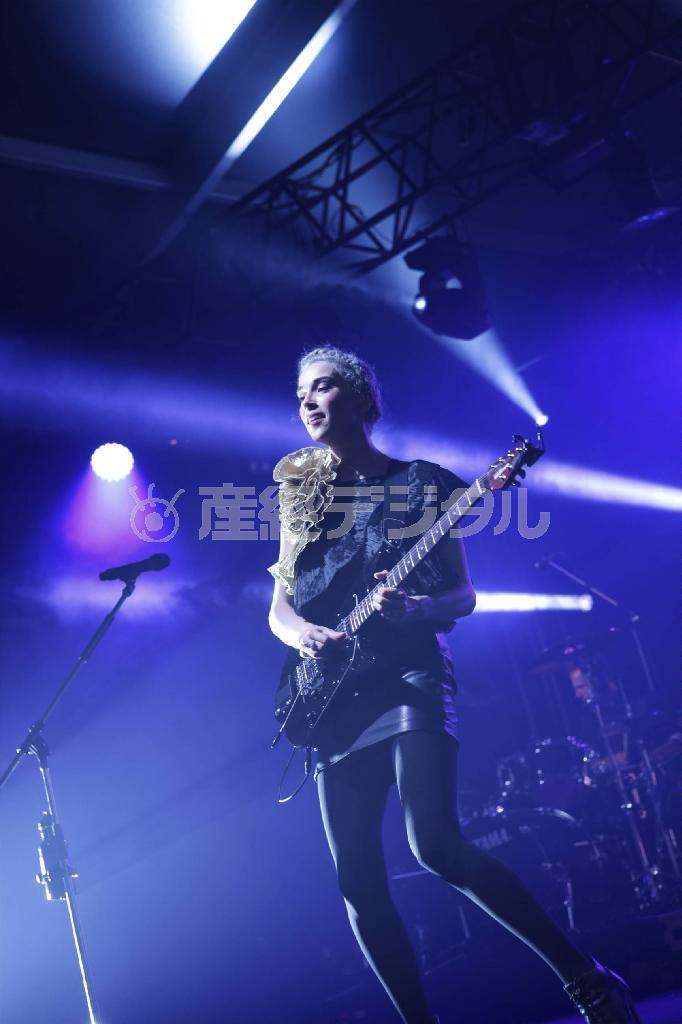 アート感覚抜群のセイント・ヴィンセント＝２０１４年７月２６日、新潟県南魚沼郡湯沢町・レッドマーキー（岡崎健志さん撮影）