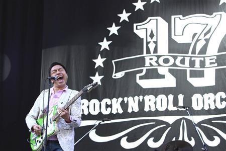 「ルート１７・ロックンロール・オーケストラ」をバックに、オープニングアクトで熱唱するトータス松本＝２０１４年７月２５日、新潟県南魚沼郡湯沢町・グリーンステージ（岡崎健志さん撮影）