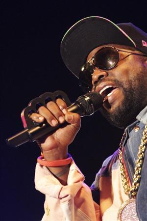 ８年ぶりの再始動で圧巻のパフィーマンスをみせたラップデュオ、アウトキャスト＝２０１４年７月２７日、新潟県南魚沼郡湯沢町・ホワイトステージ（岡崎健志さん撮影）