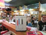 ８月１２日、米ニューヨークの書店で発売された「色彩を持たない多崎つくると、彼の巡礼の年」の英訳本（手前）を買い求めるファンたち＝２０１４年（共同）