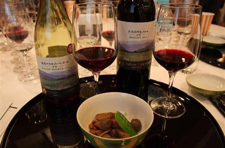 和の素材と相性の良い「塩尻マスカット・ベーリーＡ（ＭＢＡ）＿２０１２」（左）＝２０１４年５月２７日（青木冨美子さん撮影）