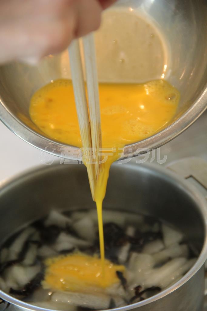 冬瓜のかきたまスープ（作り方）＿＿鍋に冬瓜ときくらげ、鶏ガラスープの素、水を入れて火にかける。冬瓜に火が通ったら卵を回し入れ、ふわっと浮いてきたら、塩・こしょうで味を調える（田中幸美撮影）