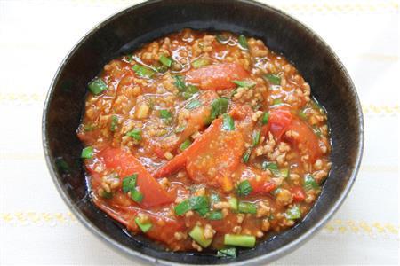 麻婆トマト。※１８４ｋｃａｌ、塩分１．６グラム（１人分）
