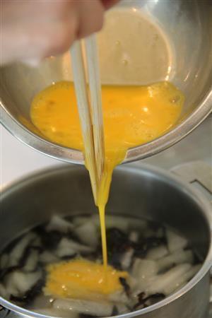 冬瓜のかきたまスープ（作り方）＿＿鍋に冬瓜ときくらげ、鶏ガラスープの素、水を入れて火にかける。冬瓜に火が通ったら卵を回し入れ、ふわっと浮いてきたら、塩・こしょうで味を調える（田中幸美撮影）