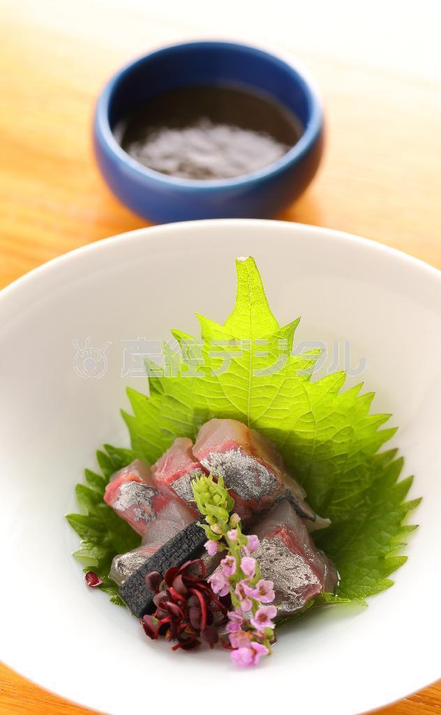 アジのつくりはサザエの肝の濃厚なしょうゆで味わう＝２０１４年７月３１日、京都市下京区（恵守乾撮影）