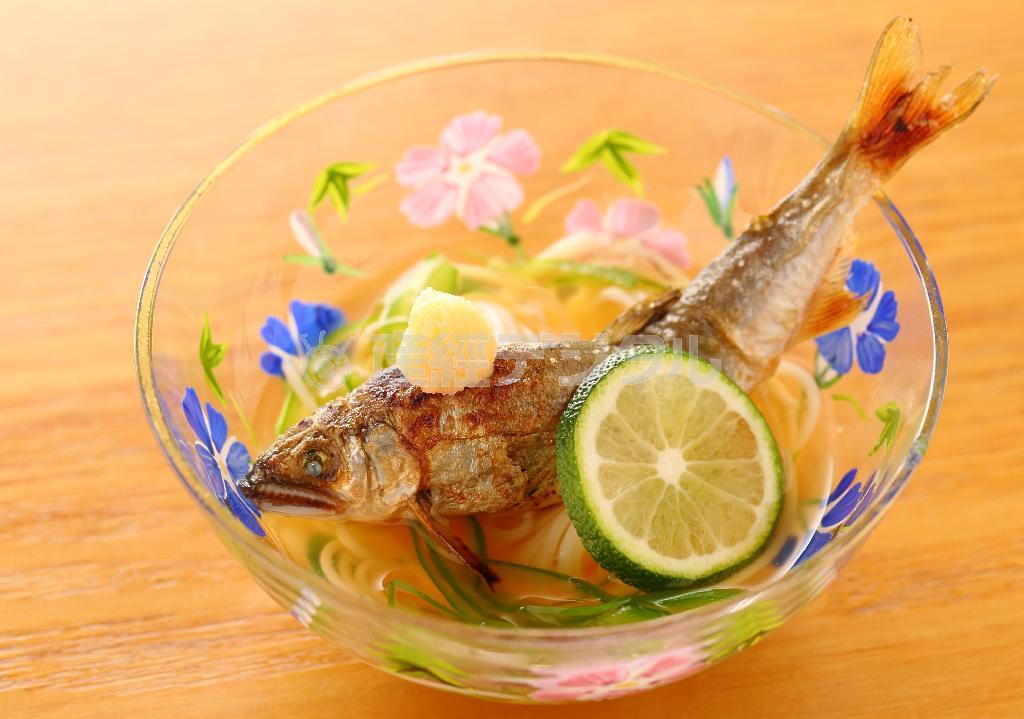 川を泳ぐイメージの「鮎そうめん」。容器も涼しげだ＝２０１４年７月３１日、京都市下京区（恵守乾撮影）