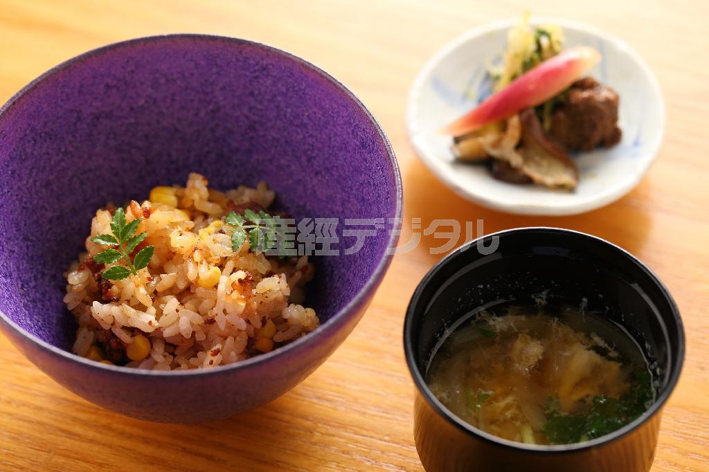 鱧（はも）とトウモロコシを混ぜ合わせた炊き込みご飯＝２０１４年７月３１日、京都市下京区（恵守乾撮影）