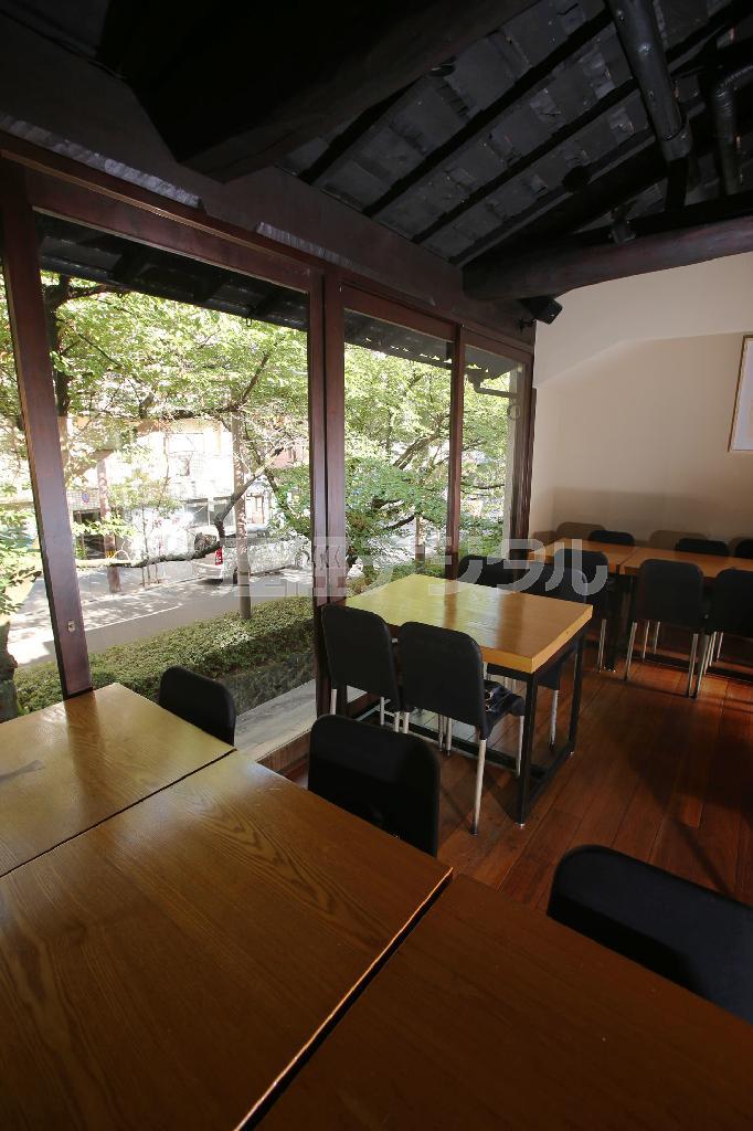 川のせせらぎを見下ろす民家風の店内＝２０１４年７月３１日、京都市下京区（恵守乾撮影）