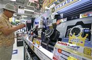 売り上げ好調の高級ミラーレスカメラの売り場＝東京都豊島区のビックカメラ本店（大里直也撮影）