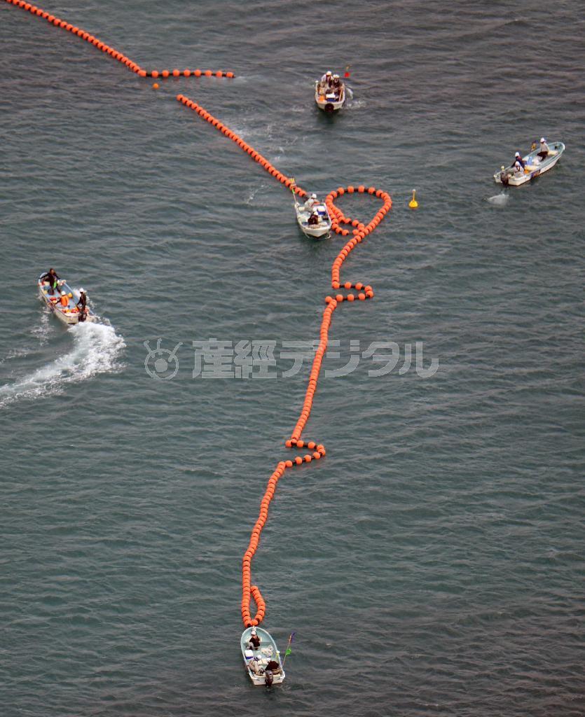 米軍普天間飛行場の辺野古移設に向け、沖合に設置される立ち入り禁止区域を示すフロート＝２０１４年８月１４日午前１０時３０分、沖縄県名護市辺野古沖（共同通信社へりから撮影）