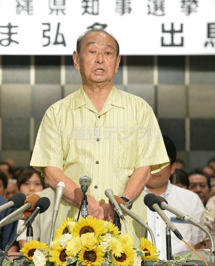 沖縄県知事選への出馬会見に臨む仲井真弘多（なかいま・ひろかず）知事＝２０１４年８月７日午後、沖縄県・那覇市内のホテル（共同）