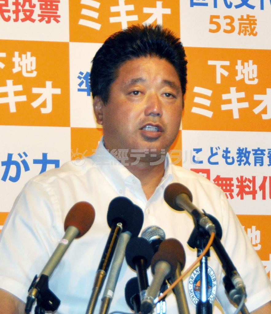 記者会見で沖縄県知事選に出馬の意向を表明する、下地幹郎（しもじ・みきお）元郵政民営化担当相＝２０１４年７月３１日午後、沖縄県那覇市（共同）