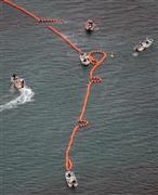 米軍普天間飛行場の辺野古移設に向け、沖合に設置される立ち入り禁止区域を示すフロート＝２０１４年８月１４日午前１０時３０分、沖縄県名護市辺野古沖（共同通信社へりから撮影）