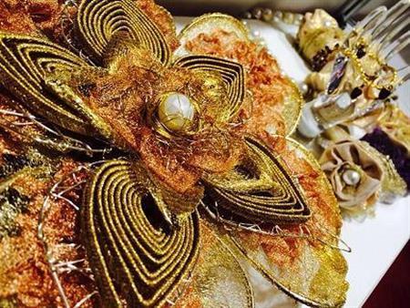 金銀糸を生かしたアクセサリーデザイナー、西紗苗さんの作品（ｎａｅｃｌｏｓｅ提供）