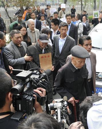 日中戦争時の強制連行をめぐり、河北省高級人民法院に損害賠償などを求めて提訴に向かう元労働者ら。被害を受けた中国人を探し出しては提訴を後押ししてきた反日活動家らは今、皇居内で保管されている唐代の石碑を新たな標的にし始めた＝２０１４年４月２日、中国・河北省石家荘市（共同）