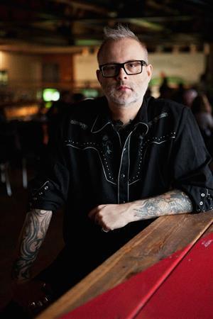 「全編が黒でも、白でもなく、ドラマですらない、灰色の陰影が覆っているんだ」と自作を紹介するドゥニ・コテ監督＝２０１３年１１月４日（アルシネテラン提供）