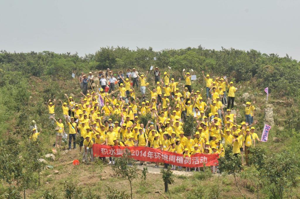 植林活動に参加した積水化学工業の経営幹部ら＝３日、蘇州市郊外・玉屏山生態園