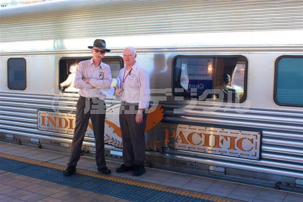 Ｇ車両の専属クルー、デンマーク人のヨス（左）と、オーストラリア人のトレイン・マネージャー、グレッグ