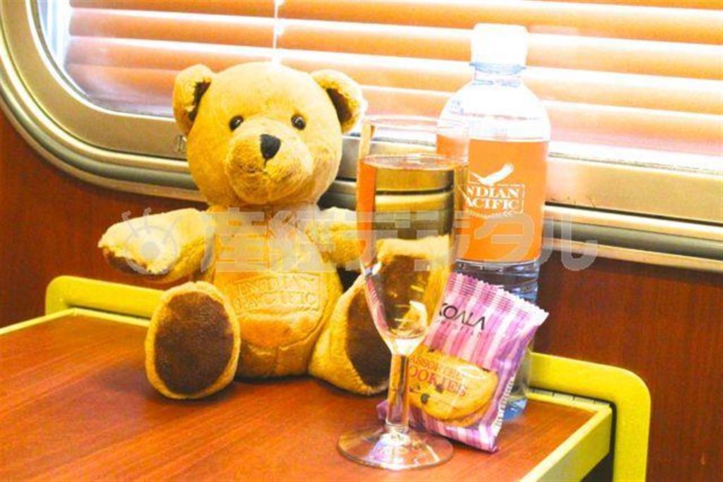 キャビンに届いたウェルカムアメニティ。ひとりで乗車しているのは私だけだったため「ひとりでも寂しくないように」と、特別にクマのぬいぐるみをいただいた。ウェルカムドリンクはビールやカクテルなどもある