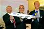 フランスのエアバス本社で、Ａ３８０の模型を掲げるスカイマークの西久保慎一社長（中央）とエアバスの幹部ら。当時は蜜月だったが、いまは巨額の違約金の可能性も浮上している＝２０１１年２月（共同）