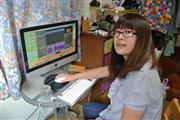 パソコンの作曲ソフトを使い、曲を作る山本真梨子さん＝東京都町田市