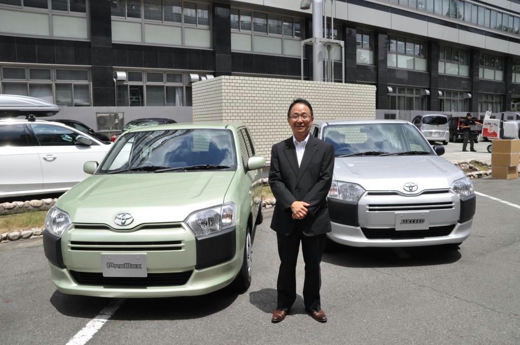トヨタ自動車の小型商用バン「プロボックス」（左）と、「サクシード」の開発を担当した下村修之主査＝名古屋市