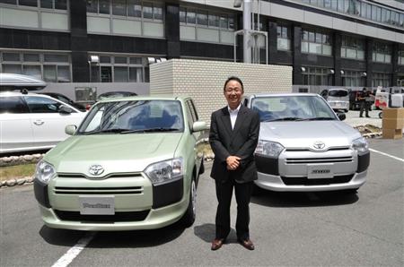 トヨタ自動車の小型商用バン「プロボックス」（左）と、「サクシード」の開発を担当した下村修之主査＝名古屋市
